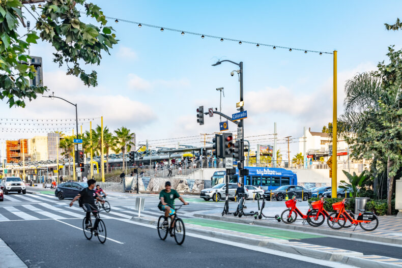 Bicyclists in Los Angeles 