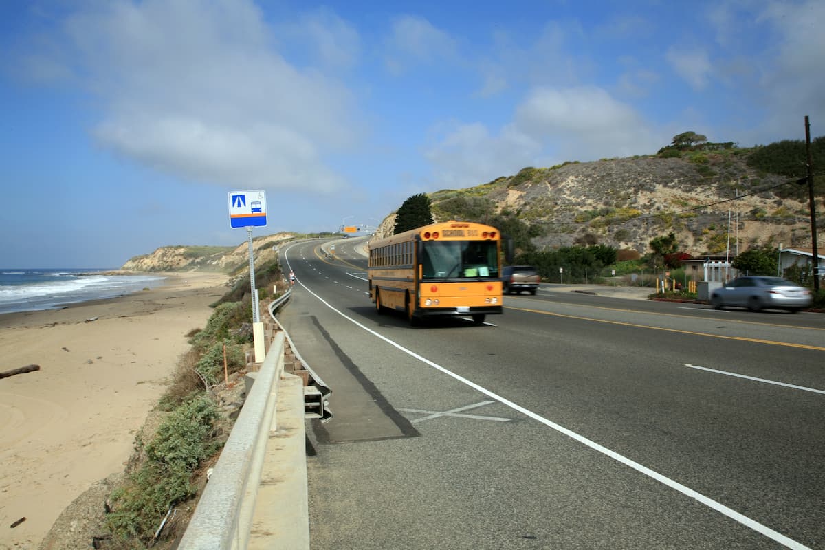 Un autobús escolar circula a toda velocidad por la autopista de la costa del Pacífico en el sur de California