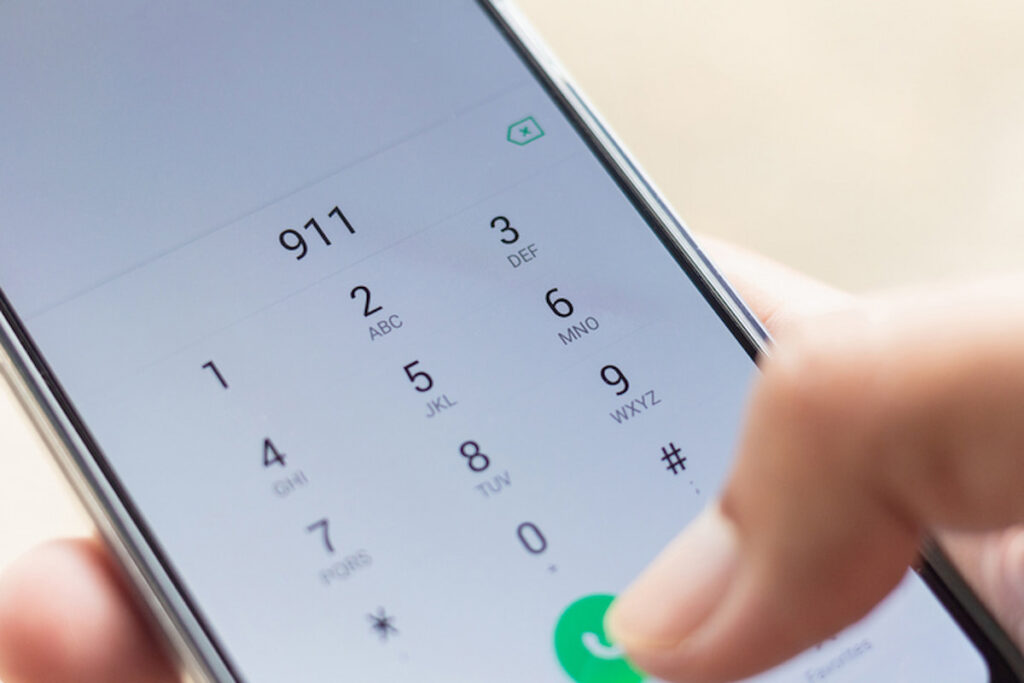 휴대폰 화면에서 911에 전화를 거는 사람
