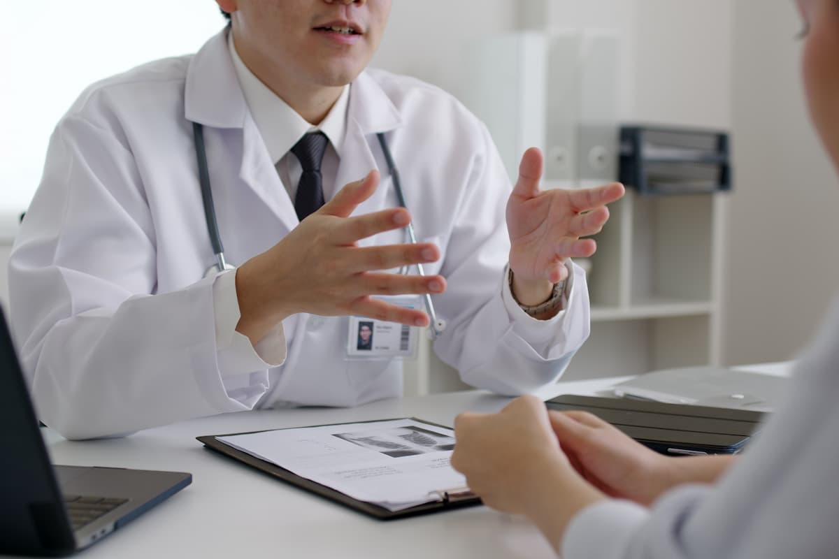 진료실 데스크에서 건강 검진 기록 검사 결과에 대해 논의합니다.