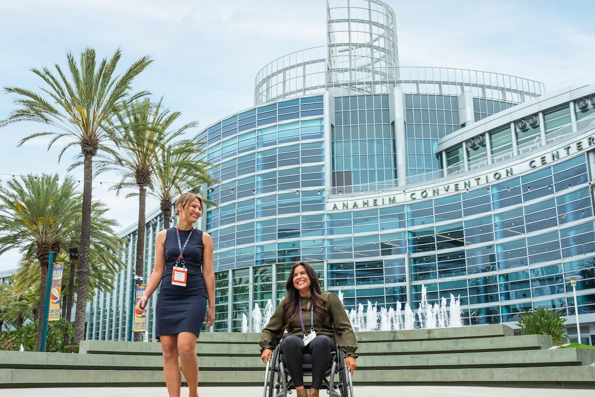 애너하임의 두 여성