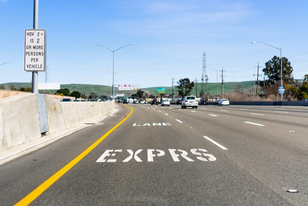 고속도로의 익스프레스 차선 표시; 캘리포니아주 샌프란시스코 베이 지역.