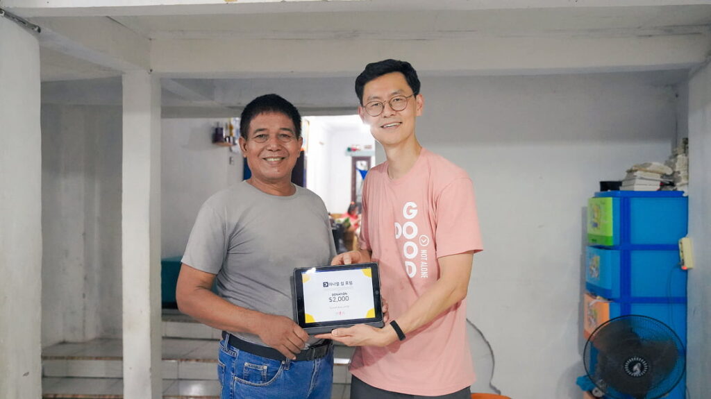 A man handing over a $2000 