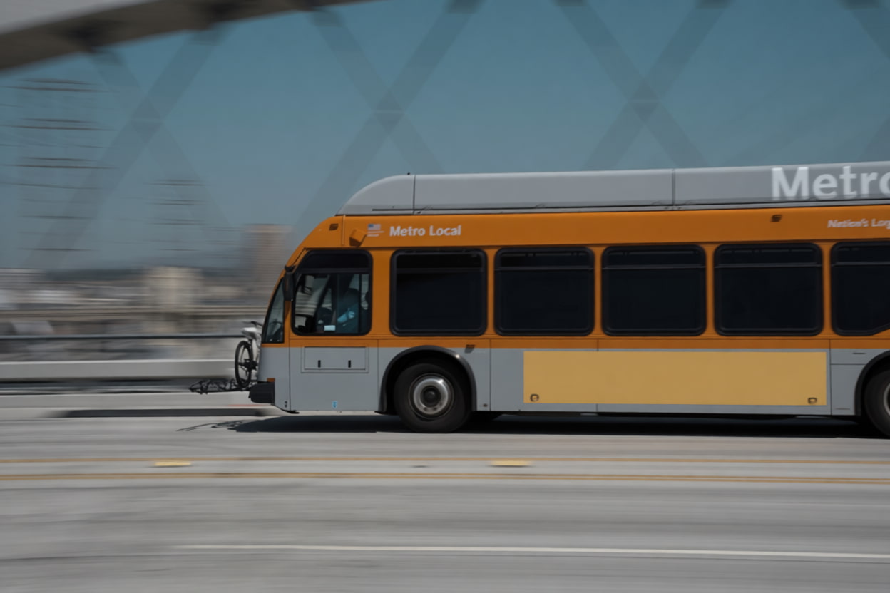 Un autobús del metro de Los Ángeles cruzando el puente de la calle 6 hacia el centro de la ciudad, en un día de verano soleado.